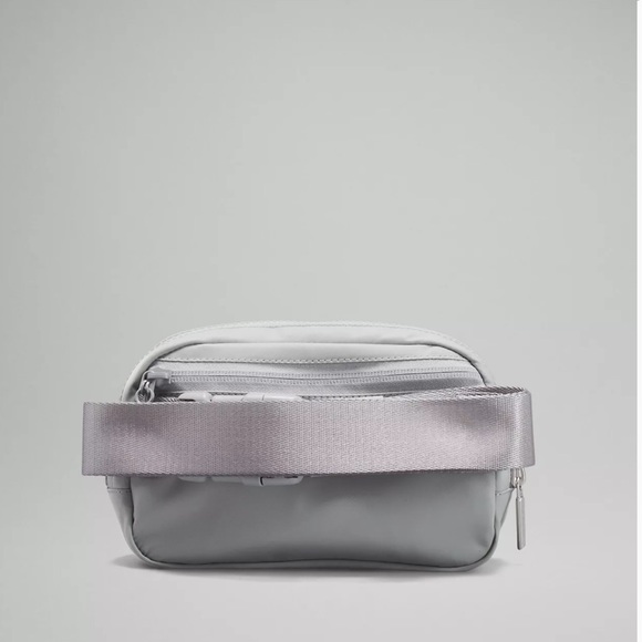 Lululemon Everywhere Belt Bag Silver Drop - Picture 2 of 4